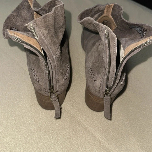 SALE!!!! 🔥🔥🔥 Ugg Bandara Suede Ankle Boot Women Shoe Size 9.5 - Picture 15 of 16